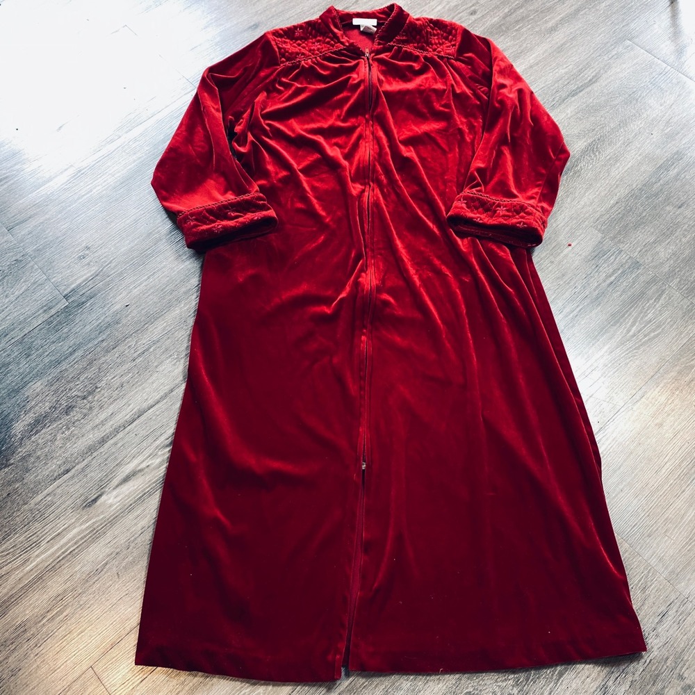 VTG Jasmine Rose Red Velour Womens Zip Front Robe Quilted Embroidered
Maxi Med.